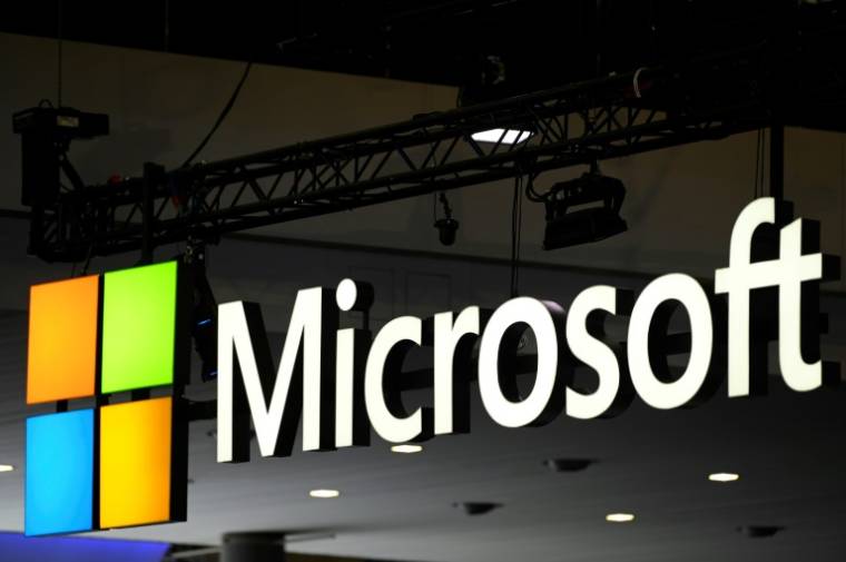 Le logo de la multinationale américaine Microsoft est visible au Mobile World Congress (MWC), le plus grand rassemblement annuel de l'industrie des télécommunications, à Barcelone, le 2 mars 2023. ( AFP / Josep LAGO )