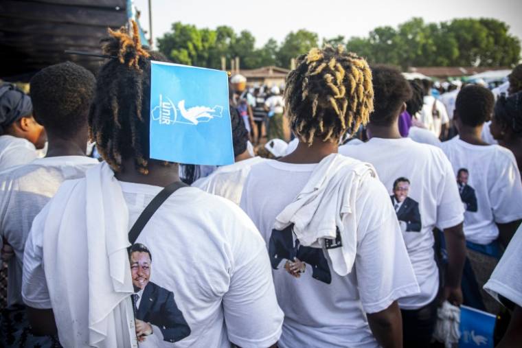 Des partisans de l'Union pour la République (UNIR), parti au pouvoir, portent des t-shirts à l'effigie du président togolais Faure Gnassingbé lors d'un meeting de campagne à Lomé, le 27 avril 2024 ( AFP / Dodo ADOGLI )