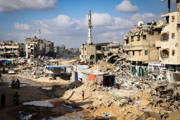Des tentes utilisées par des déplacés trônent au milieu de ruines le 16 mai 2024 à Khan Younès, dans le sud de la bande de Gaza, où une guerre oppose Israël au mouvement islamiste palestinien Hamas ( AFP / - )