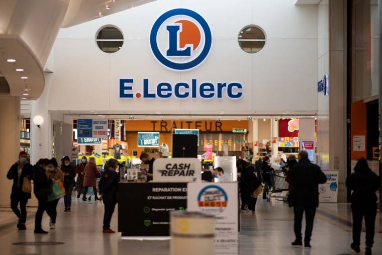 L'émission "Complément d'enquête" de France 2, diffusée jeudi 14 septembre, épingle les méthodes de E.Leclerc pour maintenir des prix bas.  ( AFP / LOIC VENANCE )