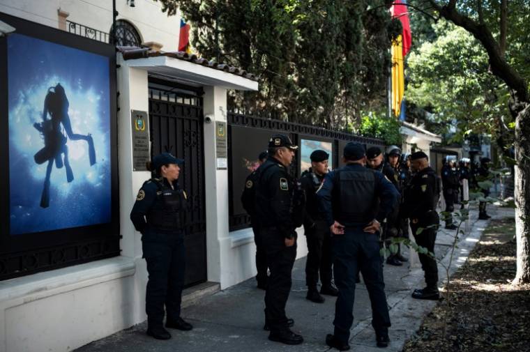 La police monte la garde devant l'ambassade d'Equateur à Mexico, le 6 avril 2024 ( AFP / Yuri CORTEZ )