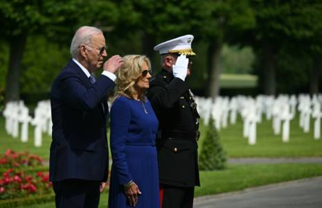 Le président américain Joe Biden (G) rend hommage aux soldats américains tombés en France, le 9 juin 2024 au cimetière du Bois Belleau, dans l'Aisne ( AFP / SAUL LOEB )