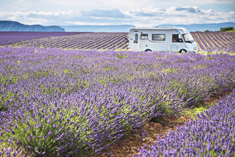Le boom des vacances en camping-cars - iStock-xavierarnau