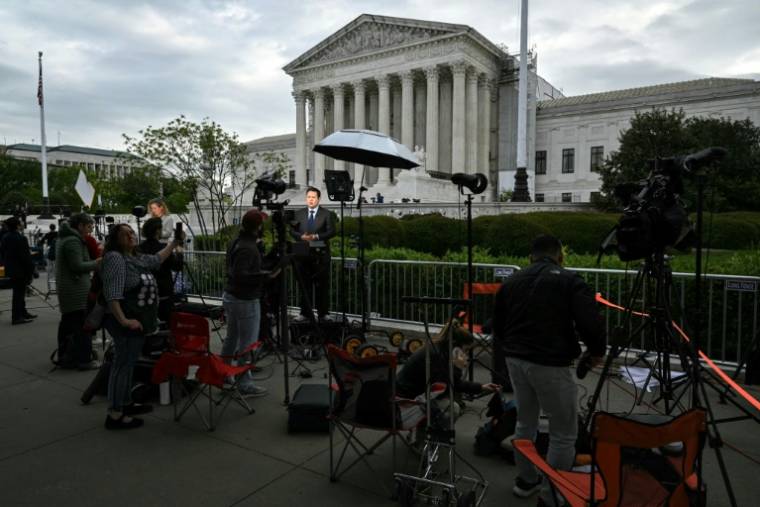 Des membres de la presse devant la Cour suprême des Etats-Unis, à Washington, le 25 avril 2024 ( AFP / Mandel NGAN )