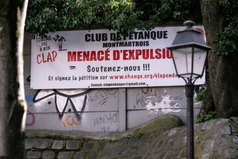 Une affiche appelant à soutenir le club de pétanque Clap menacé d'expulsion à Montmartre, le 21 avril 2024 à Paris ( AFP / MIGUEL MEDINA )