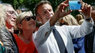 Le président Emmanuel Macron fait un selfie avec le public à l'issue des commémorations du Débarquement à Bayeux, le 7 juin 2024 dans le Calvados ( POOL / Benoit Tessier )