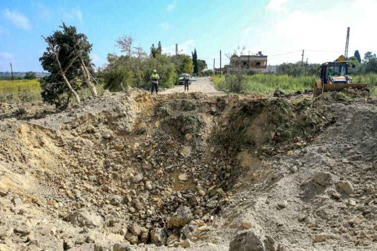 Un cratère provoqué par une frappe israélienne sur une route du village d'Alma al-Chaab dans le sud du Liban, le 15 avril 2024 ( AFP / - )