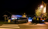 Des gendarmes à l'entrée de la rue où trois enfants ont été retrouvés morts dans une habitation, le 12 novembre 2024 à Taninges, en Haute-Savoie ( AFP / JEFF PACHOUD )