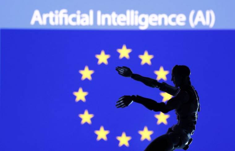 AI Mots d'intelligence artificielle, robot miniature et drapeau de l'UE