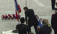 8-Mai: Emmanuel Macron se recueille devant la tombe du soldat inconnu