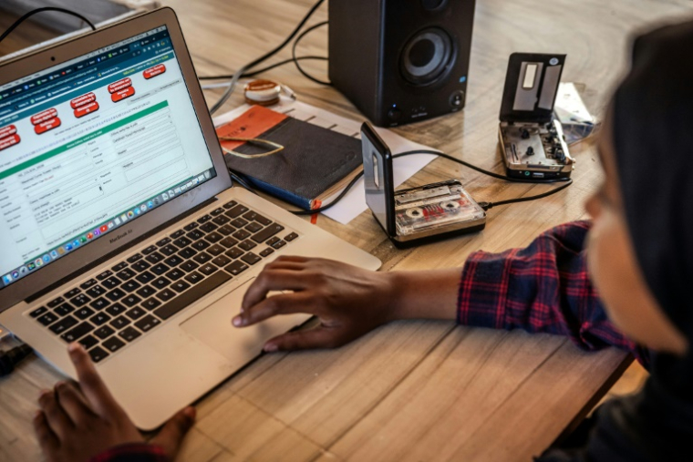 Hafsa Omer utilise un logiciel pour numériser et archiver le contenu de vieilles cassettes de chansons du Somaliland au Centre d'études africaines du Somaliland à Hargeisa, le 10 novembre 2024 en Somalie ( AFP / LUIS TATO )