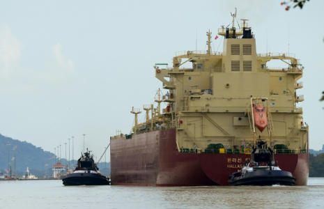 Le tanker GPL Hallasan Explorer, battant pavillon libérien, navigue sur le canal de Panama, le 20 janvier 2025 à Panma ( AFP / ARNULFO FRANCO )