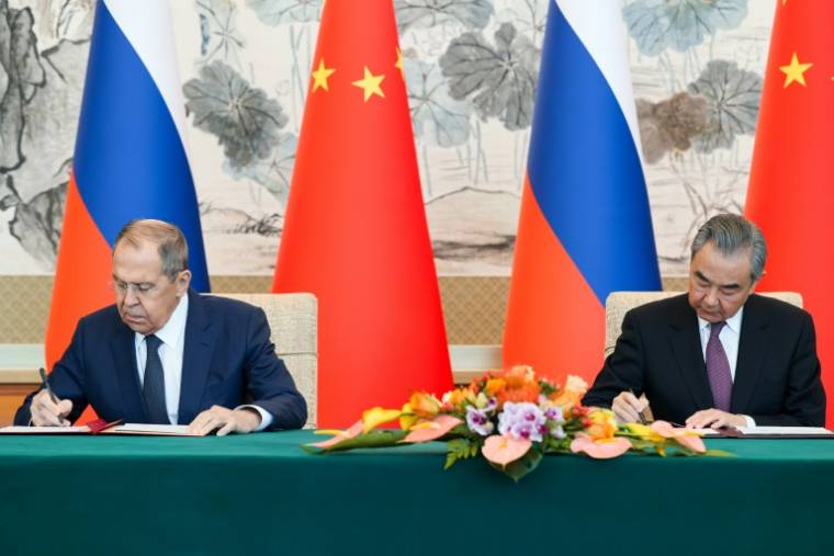 Le ministre chinois des Affaires étrangères Wang Yi (d) et son homologue russe, Sergueï Lavrov, le 9 avril 2024 à Pékin ( Ministère russe des Affaires étrangères / Handout )