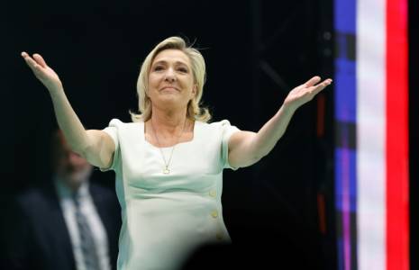 La cheffe de file des députés du Rassemblement National (RN) Marine Le Pen lors de la Convention "Europa Viva 24" à laquelle participent une dizaine de partis nationalistes européens, le 19 mai 2024 à Madrid ( AFP / OSCAR DEL POZO )