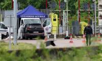 Un médecin légiste sur le site d'une attaque à la voiture bélier contre un fourgon pénitentiaire, au péage routier à Incarville, dans l'Eure, le 14 mai 2024 ( AFP / ALAIN JOCARD )
