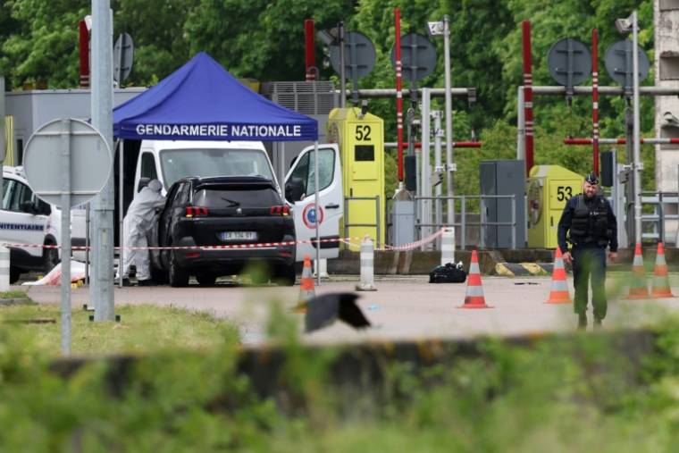 Des enquêteurs sur les lieux de l'attaque contre un fourgon pénitentiaire, à Incarville, dans l'Eure, le 14 mai 2024 ( AFP / ALAIN JOCARD )