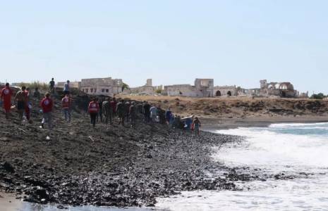Des membres du Croissant-Rouge syrien travaillent sur le rivage après le naufrage d'un bateau de migrants, à Tartous