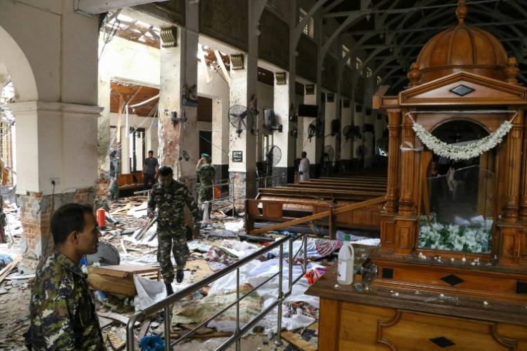 Des personnels de sécurité au milieu des débris après une explosion à l'église Saint-Antoine à Colombo, le 21 avril 2019 au Sri Lanka ( AFP / ISHARA S.  KODIKARA )