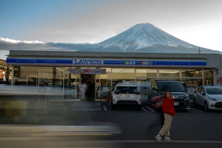 Le Mont Fuji vu depuis la ville de Fujikawaguchiko, le 1er janvier 2024 au Japon ( AFP / Philip FONG )