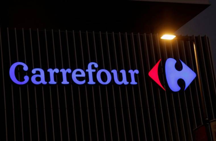 Le logo de Carrefour est visible dans un hypermarché Carrefour à Nice