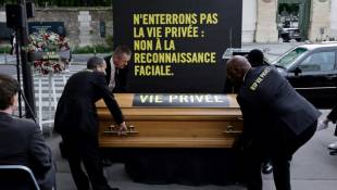 Des membres d'Amnesty International France lors d'une action symbolique contre la reconnaissance faciale dans les espaces publics, à Paris, le 28 mai 2024 ( AFP / STEPHANE DE SAKUTIN )