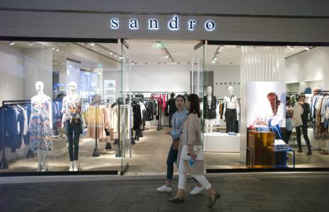 Devant un magasin Sandro à Pékin le 31 mars 2016.  ( AFP / FRED DUFOUR )