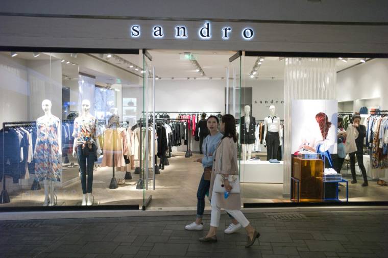 Devant un magasin Sandro à Pékin le 31 mars 2016.  ( AFP / FRED DUFOUR )