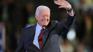 L'ex-président américain Jimmy Carter salue la foule à la convention nationale du Parti démocrate, à Denver (Colorado), le 25 août 2008 ( AFP / Robyn BECK )