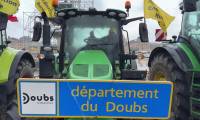 Crise agricole : à Versailles, une vingtaine de tracteurs stationnent devant le château