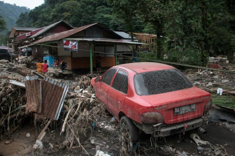Dégâts après une crue éclair et une coulée de lave froide à Tanah Datar, sur l'île de Sumatra (Indonésie), le 12 mai 2024 ( AFP / REZAN SOLEH )