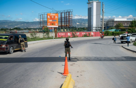 Des policiers déployés autour de l'aéroport Toussaint Louverture à Port-au-Prince, en Haïti, le 12 novembre 2024 ( AFP / Clarens SIFFROY )