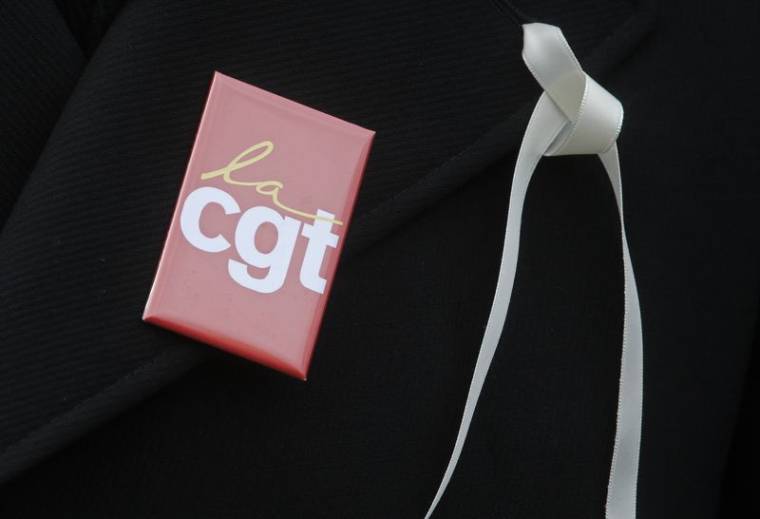 Le logo du syndicat CGT est visible sur le gilet d'un manifestant lors d'une manifestation à Paris