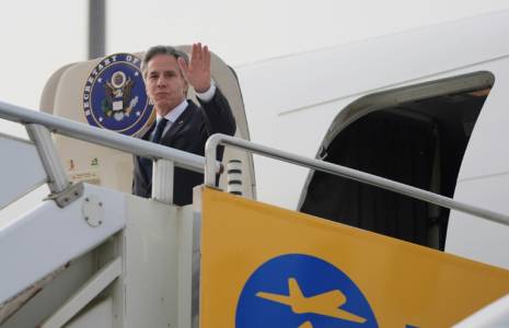 Le secrétaire d'Etat américain Antony Blinken à son arrivée à l'aéroport de Pékin, le 25 avril 2024 ( POOL / Mark Schiefelbein )