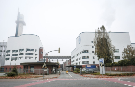 L'usine Volkswagen d'Osnabrück, en Allemagne, l'une des plus menacées par les projets de restructuration du groupe, le 6 novembre 2024 ( AFP / FOCKE STRANGMANN )