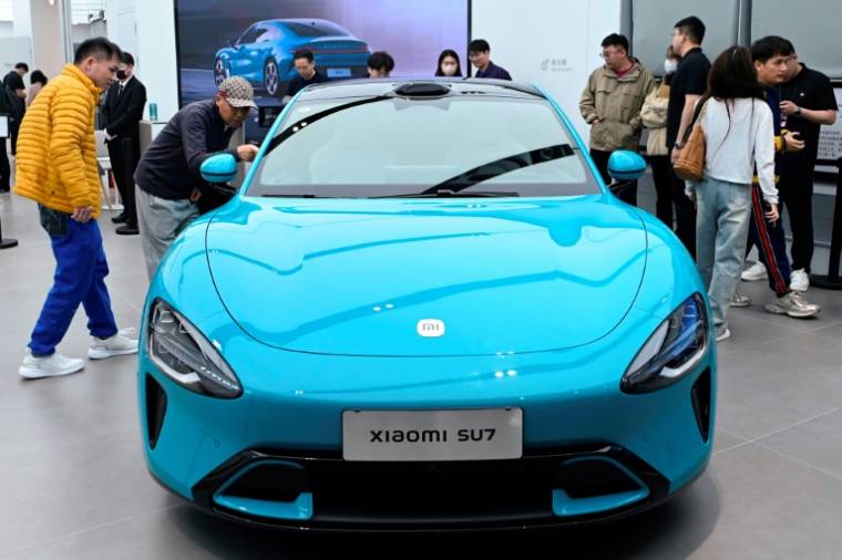 Une voiture électrique Xiaomi SU7 dans un magasin Xiaomi, à Pékin le 26 mars 2024 ( AFP / WANG Zhao )