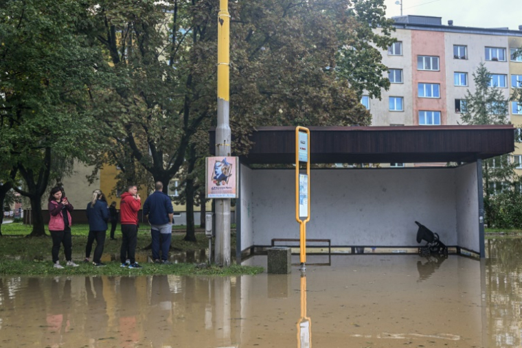 Près d'un arrêt de bus inondé dans la ville d'Opava, dans l'est de la République tchèque, le 15 septembre 2024 après le passage de la tempête Boris ( AFP / Michal Cizek )