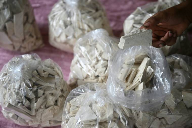 Des sacs de pâte base de coca, après traitement des feuilles de coca avec de l'essence, dans un laboratoire de fortune du canyon del Micay, dans le département du Cauca, le 25 mars 2024 en Colombie ( AFP / Raul ARBOLEDA )