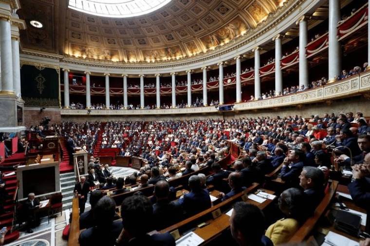 L'ASSEMBLÉE VOTE EN FAVEUR D'UN STATUT DES COLLABORATEURS