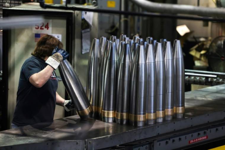 Une ouvrière travaille sur des obus de 155 mm à l'usine SCAAP de Scranton, en Pennsylvanie (nord-est des Etats-Unis), le 16 avril 2024 ( AFP / Charly TRIBALLEAU )