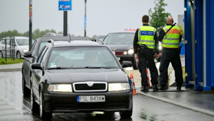 Des policiers allemands contrôlent les voitures en provenance de Pologne, près de la ville de Francfort sur l'Oder, est de l'Allemagne, le 16 septembre 2024   ( AFP / John MACDOUGALL )