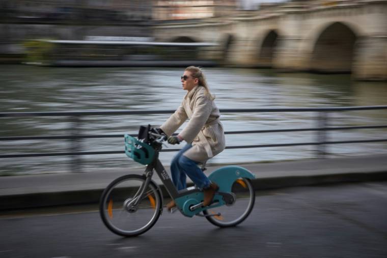 À bicyclette sur les berges de Seine à Paris le mars 28 2024 ( AFP / Kiran Ridley )