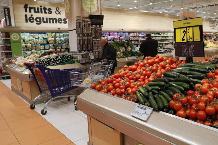 Selon Familles Rurales, le prix des fruits et légumes a bondi de près de 10% en deux ans (illustration) ( AFP / THOMAS SAMSON )