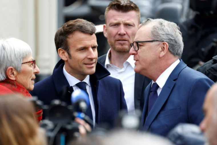 Emmanuel Macron et Richard Ferrand, alors président de l'Assemblée nationale, à Spézet (Finistère), le 5 avril 2022 ( AFP / Ludovic MARIN )