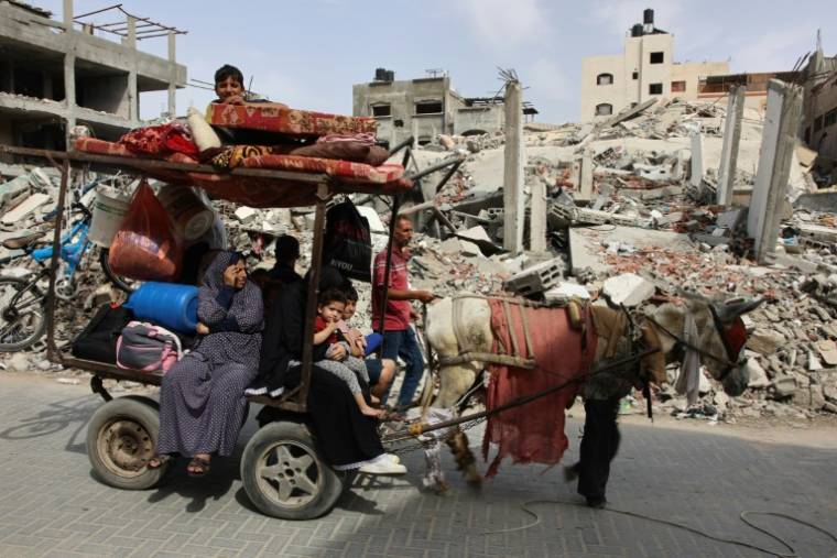 Une famille palestinienne déplacée par la guerre arrive à Beit Lahia, dans le nord de la bande de Gaza, le 19 mai 2024 ( AFP / - )