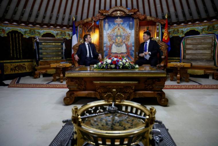 Le président mongol Ukhnaa Khurelsukh reçoit son homologue français Emmanuel Macron dans une yourte traditionnelle, le 21 mai 2023 à Oulan-Bator ( AFP / Ludovic MARIN )