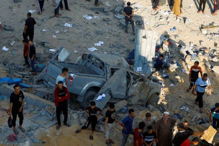 Des Palestiniens à la recherche de victimes après frappes israéliennes à Khan Younis