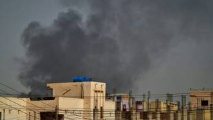 De la fumée au-dessus de Khartoum pendant des combats entre l'armée et les paramilitaires, le 4 juin 2023 au Soudan ( AFP / - )