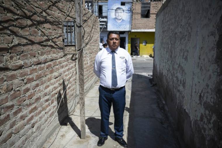 Alex Canales, directeur de l'entreprise "Porteurs funéraires", le 2 mai 2024 à Huacho, au Pérou ( AFP / Ernesto BENAVIDES )