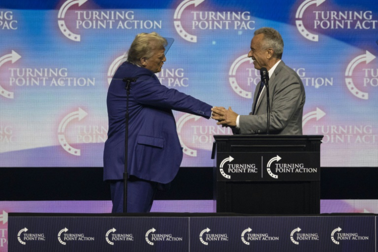 Donald Trump serre la main de Robert Kennedy Jr lors d'un meeting à Duluth, en Géorgie (sud-est des Etats-Unis), le 23 octobre 2024 ( AFP / CHRISTIAN MONTERROSA )