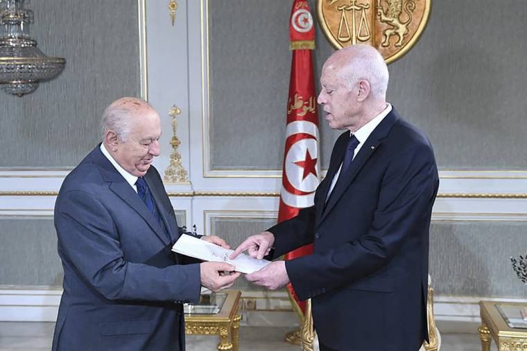 Sadok Belaid (à gauche) et Kais Saied (à droite), à Tunis, en Tunisie, le 20 juin 2022. ( Tunisian Presidency / - )